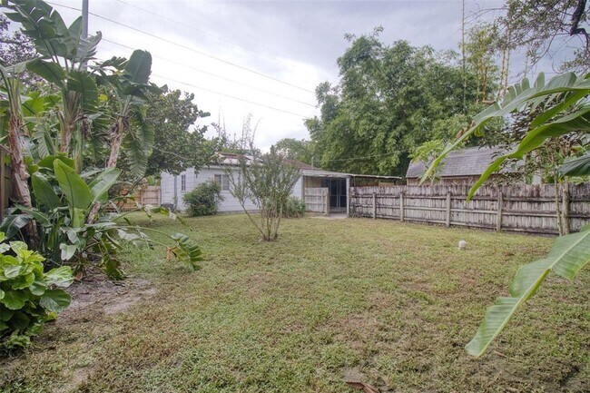 Building Photo - 2255 15th Ave N
