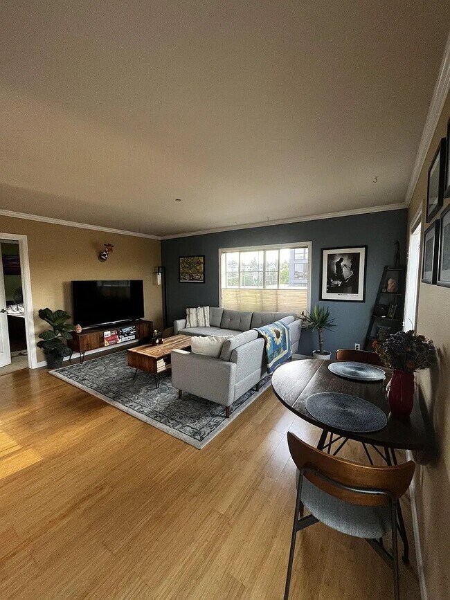 Living Room - 1125 E Olive St