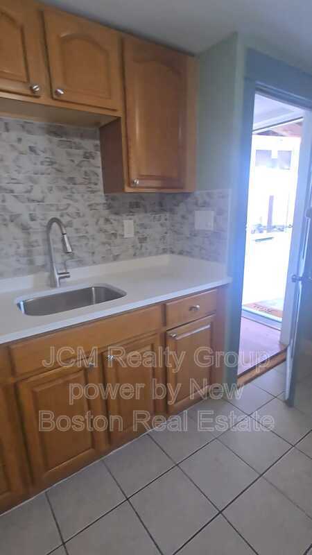 Building Photo - 86 Main St