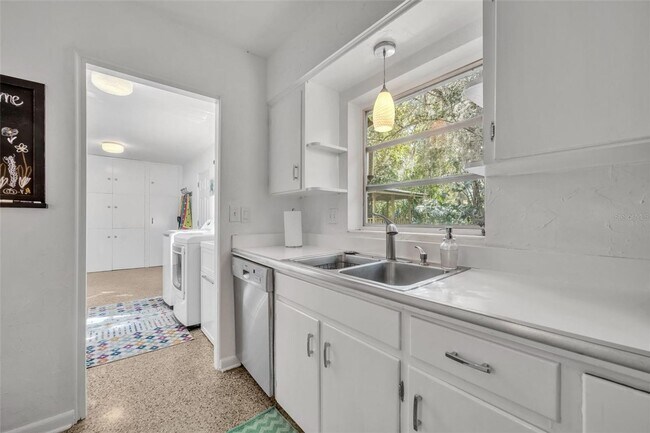 Building Photo - Fabulous pool home in Winter Park!