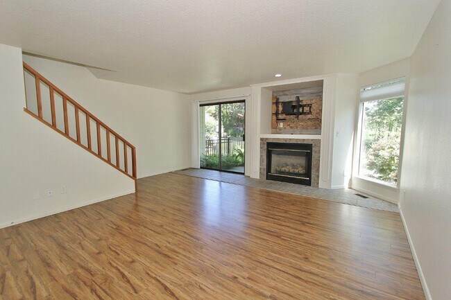 Building Photo - Premier End-Unit Condo in River Run
