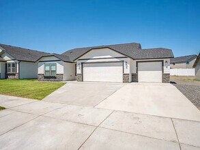 Building Photo - Well, maintained three bedroom 2 1/2 bath ...
