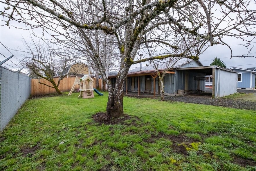 Building Photo - 365 S 15th St