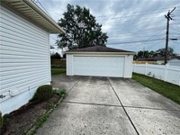 Building Photo - 13 Satinwood Dr