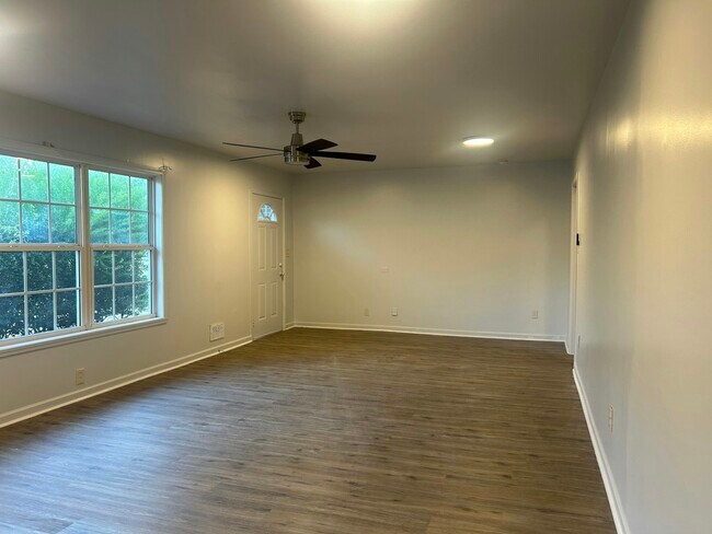 Building Photo - 1011 Ave Of Pines