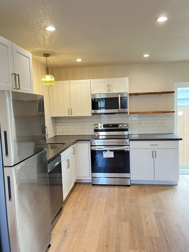 Building Photo - 5735 NE 33rd Ave