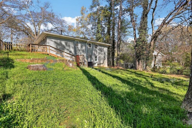 Building Photo - 586 Oakside Dr SW