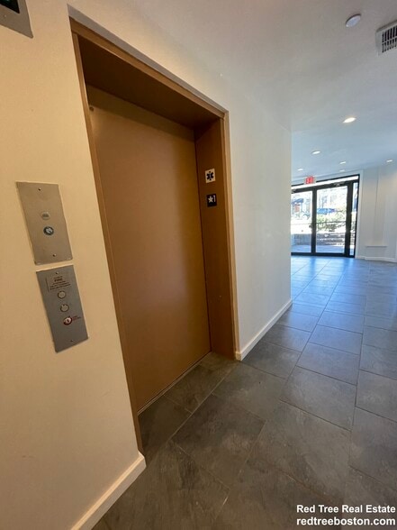 Building Photo - 461 Park Dr