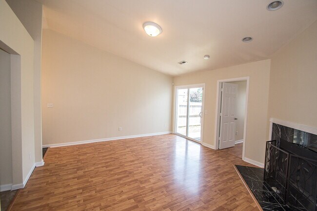 Building Photo - "Charming 3-Bedroom Retreat with 2 Full Ba...