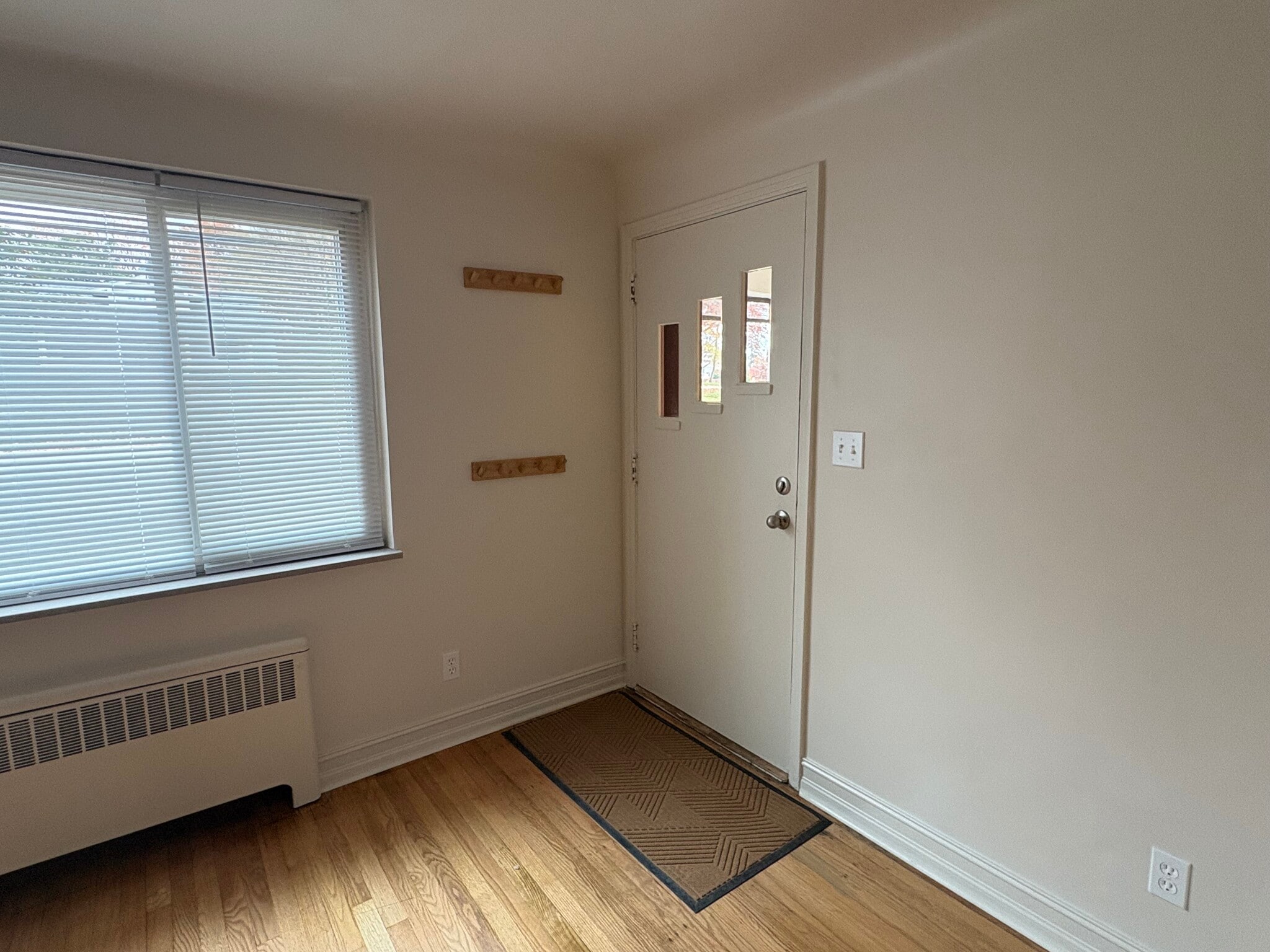 Private screened porch entry - 6035 Oakwood Ave