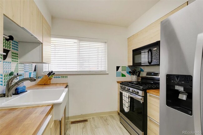 Building Photo - Westminster Townhome