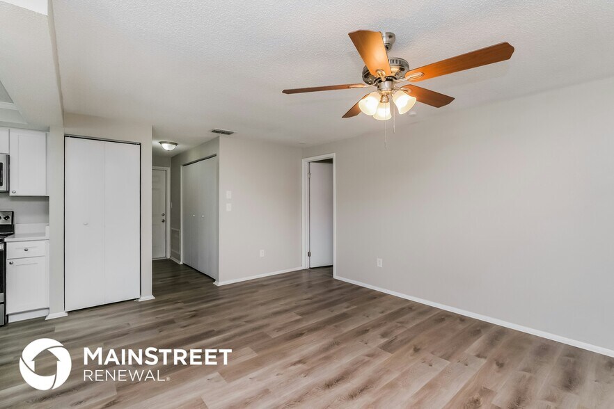 Building Photo - 706 Jacaranda Dr