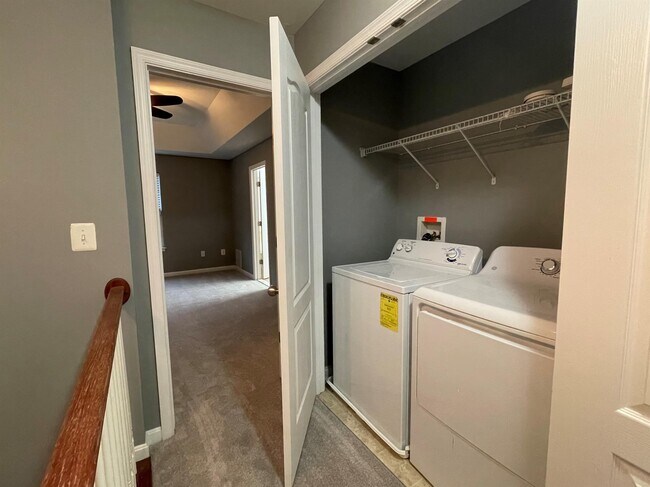 Building Photo - 400 Ava Way NE