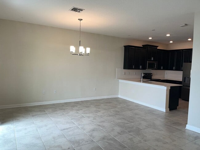Building Photo - 3 bed 2.5 bath townhouse
