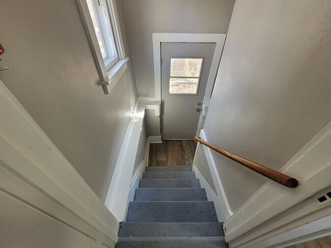 Building Photo - 2 Bedroom, 1 Bathroom home with hardwood!