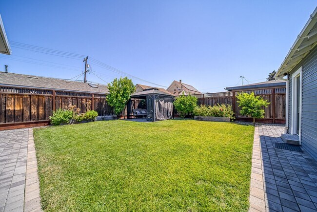 Building Photo - 734 Cassia St