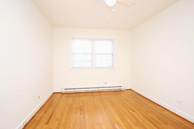 Building Photo - Student-Friendly Ivy Rd Apartment Near Foo...