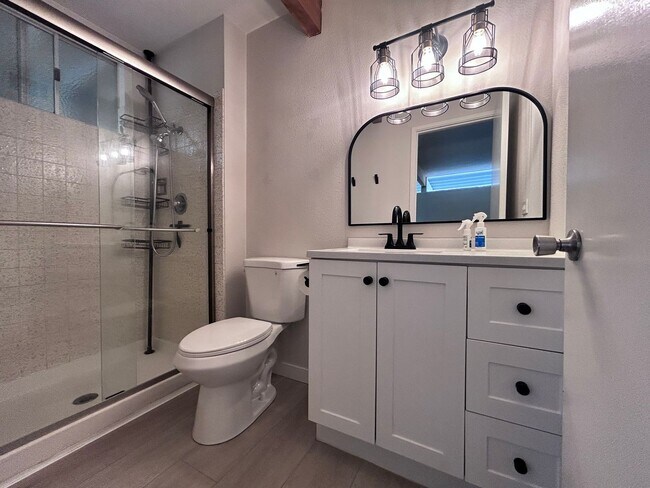 Building Photo - Three Bedroom Two Bathroom Home with Den/Home Office