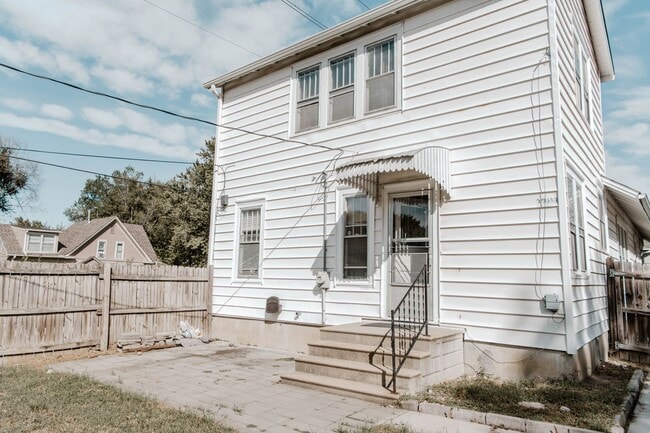 Building Photo - Charming 3 Bedroom Home with Hardwood Floo...