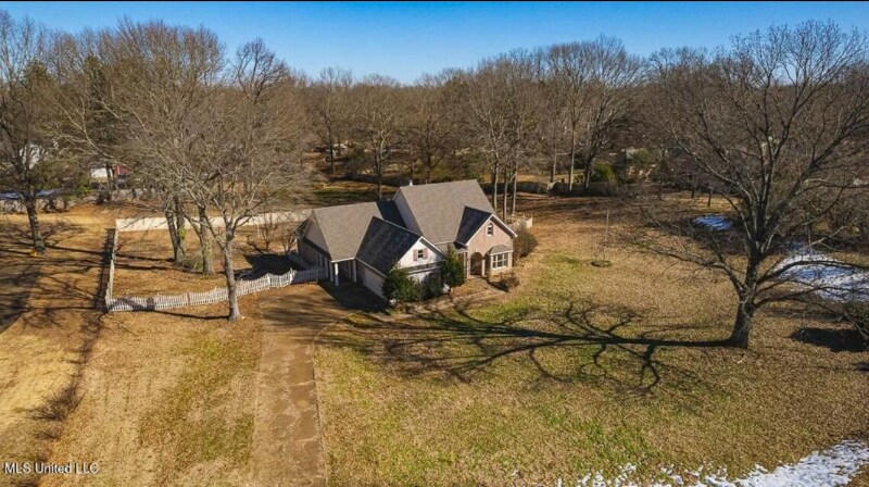 Primary Photo - 5840 Cedar Lake Dr N