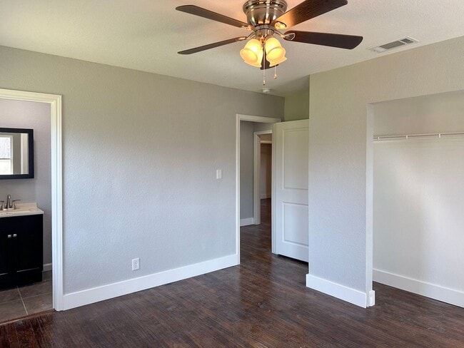 Building Photo - 4 Bedroom / 3 Full Bath / Huge Yard