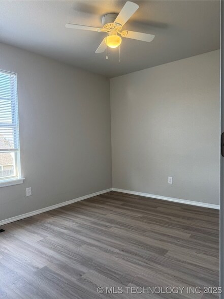 Building Photo - 14246 S Hickory St