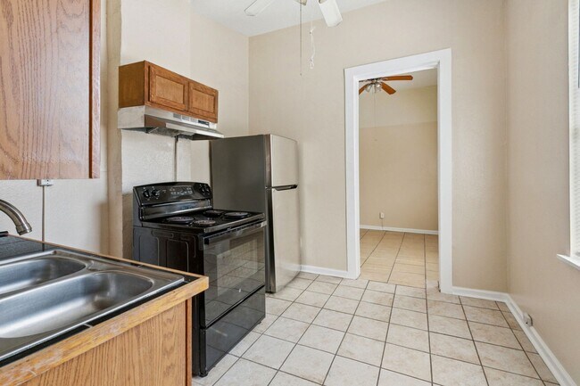 Building Photo - 2400 Dumaine St