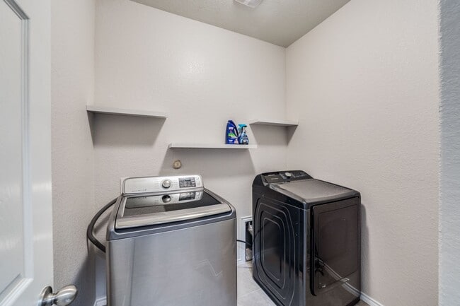 Building Photo - UPDATED SINGLE-STORY HOME IN WOLF CREEK SUBDIVISION