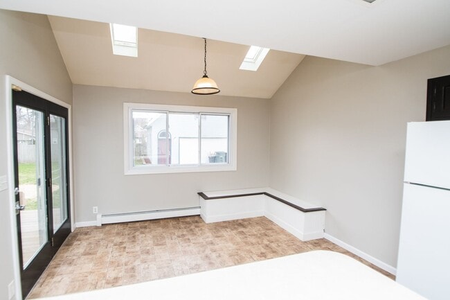 Building Photo - 3 bed 1.5 bath Downtown Valparaiso Home