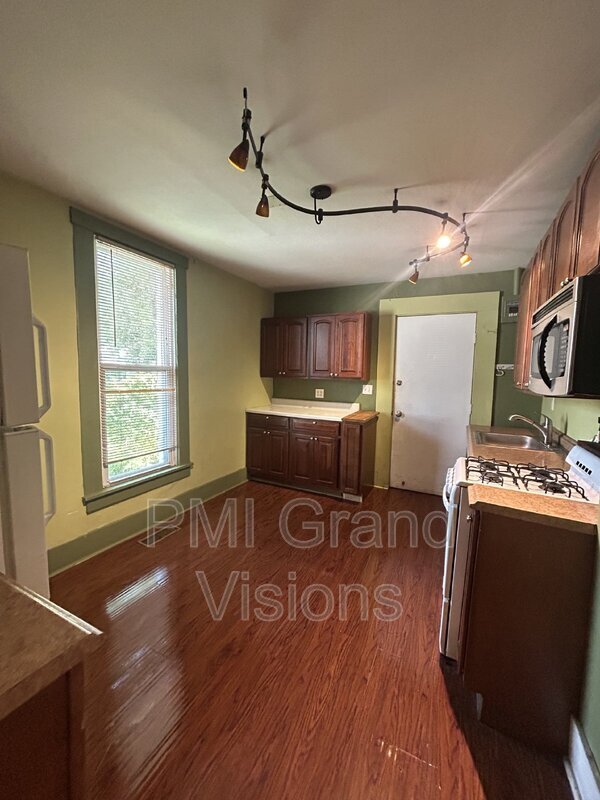 Building Photo - 321 A St