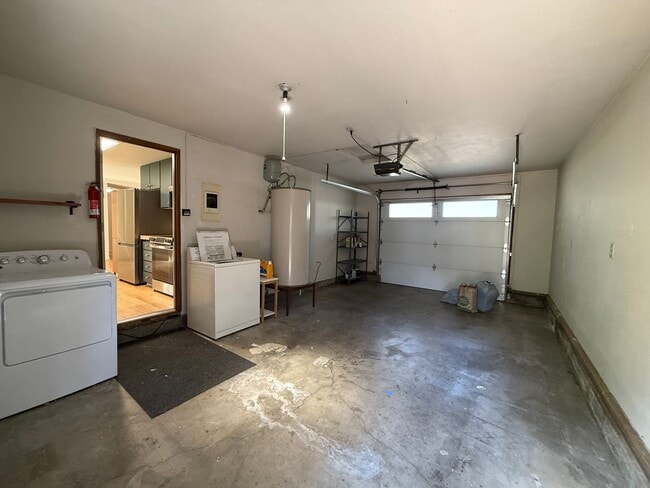 Building Photo - Beautiful 3 Bed/1 Bath Home with Large and Fenced Backyard - SE Bend