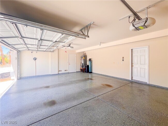 Building Photo - 6586 Shadow Cove Ave