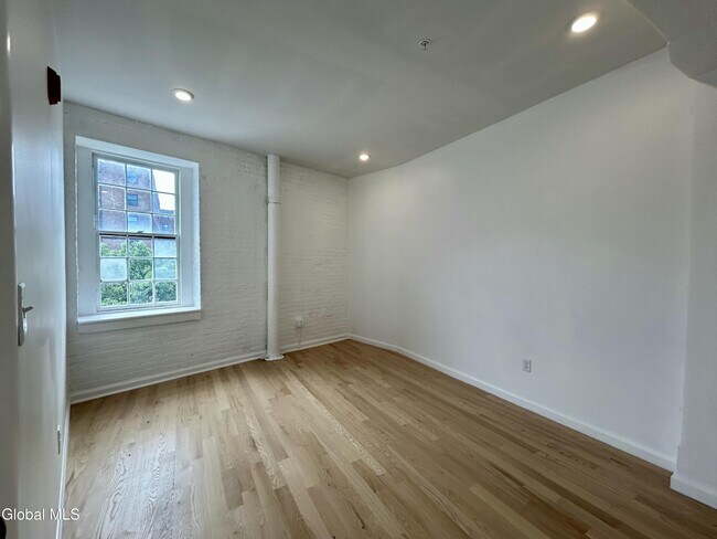Building Photo - 155 River St