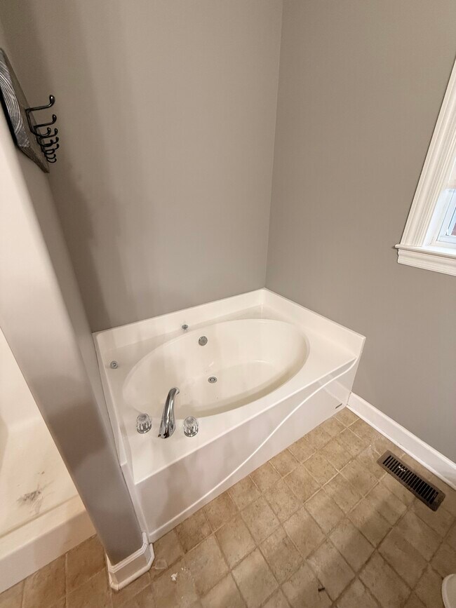 Building Photo - 129 Thoroughbred Way