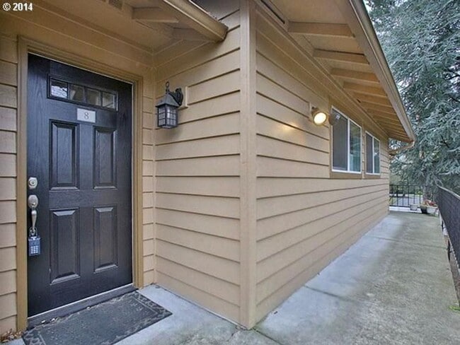 Building Photo - Light & Bright 2 Bed 1 Bath Condo!