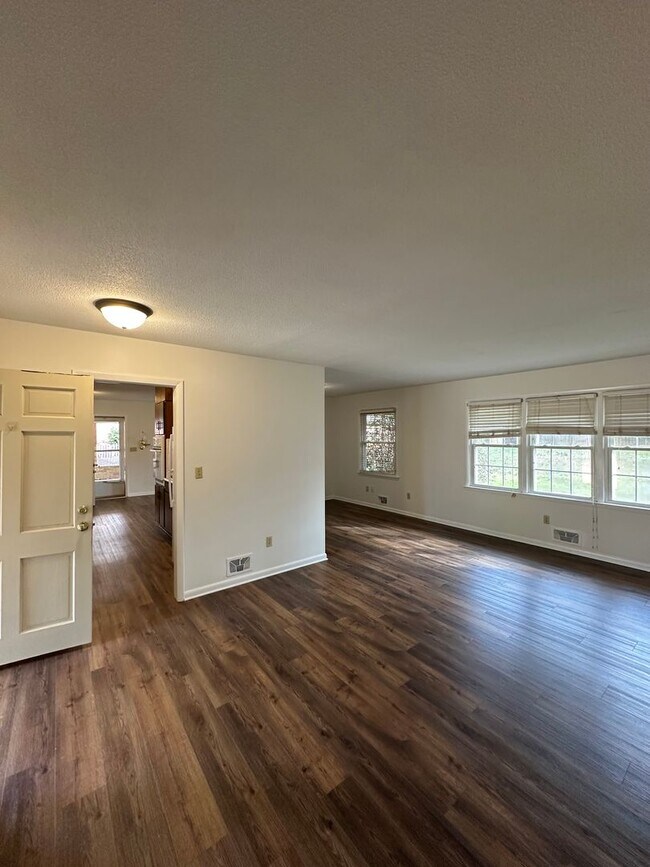 Building Photo - East-side home move-in ready