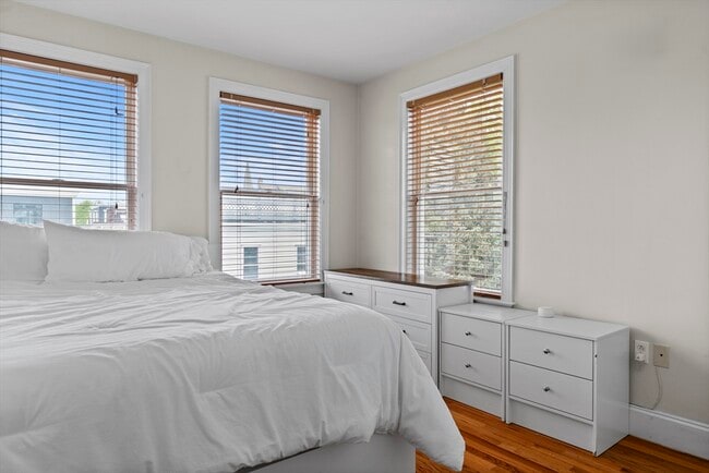 Building Photo - 320 W Broadway