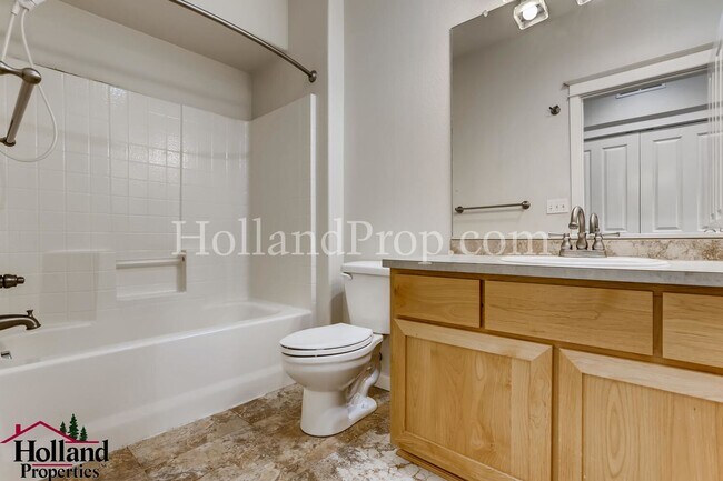 Building Photo - Wonderful 3 Story Condo in Hillsboro!