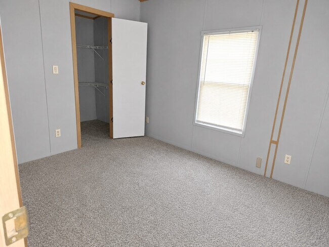 Building Photo - 573 Bluebonnet