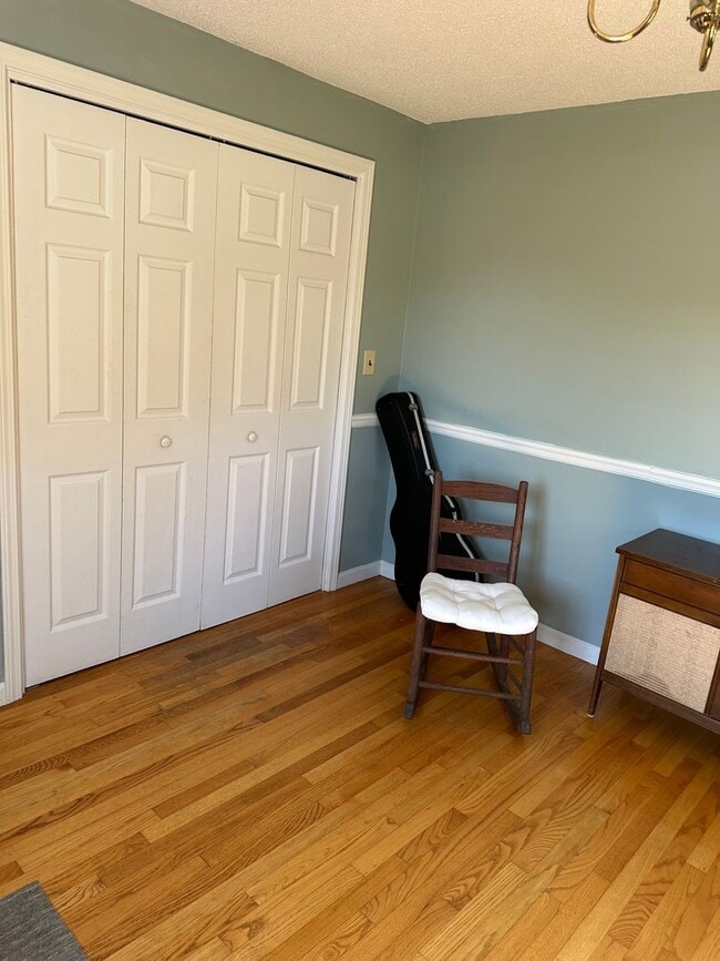 Building Photo - 4 Bedroom, 2 Bath farm house out in the Co...