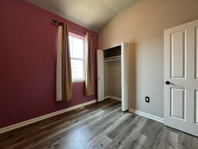 Building Photo - Distinctive 3-Story Tigard Townhouse with Stainless Steel Kitchen, Vaulted Ceilings & Attached 2-...