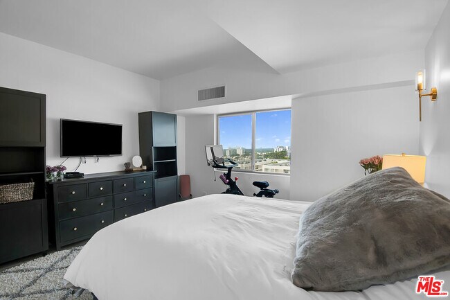 Building Photo - 1155 N La Cienega Blvd