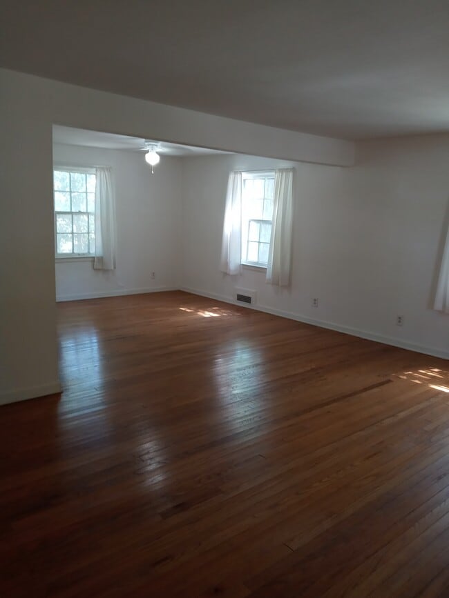 Building Photo - 638 E 63rd Ter