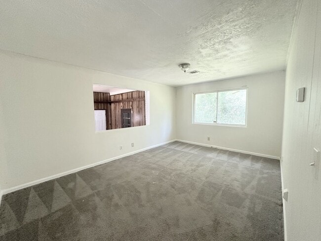 Building Photo - Cozy 3 bedrooms with charming kitchen upda...