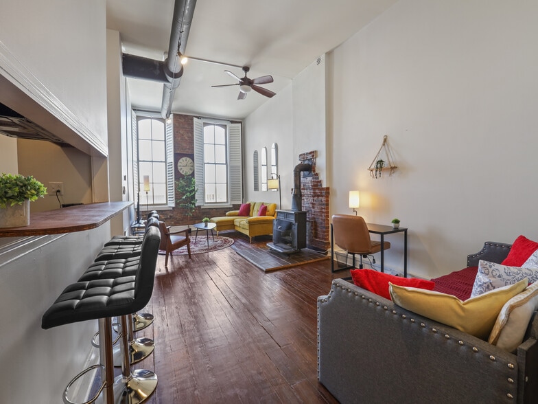 Building Photo - 66 S Front St