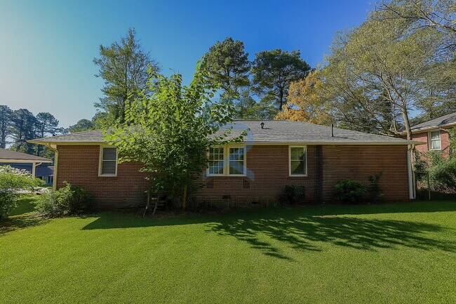 Building Photo - Move in before November 15th and choose yo...