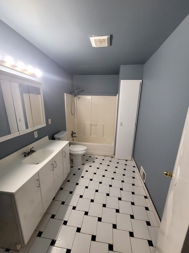 Building Photo - 4 Bedroom home in Roseville