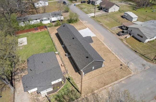 Building Photo - 921 Banner St