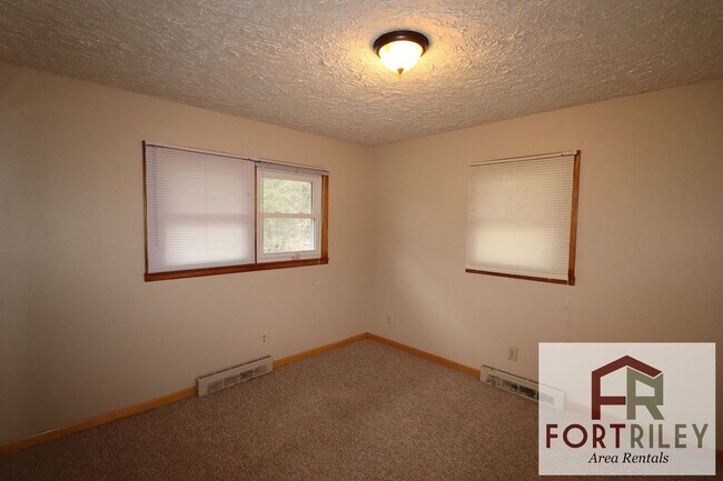 Building Photo - 519 Maple St