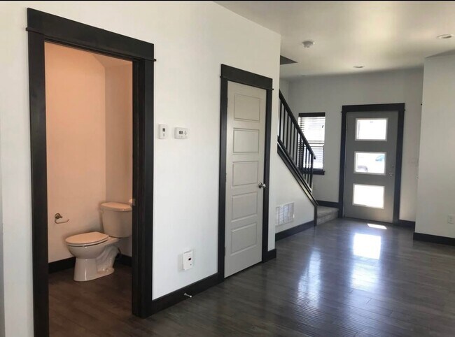 Building Photo - 1072 Rosa Way